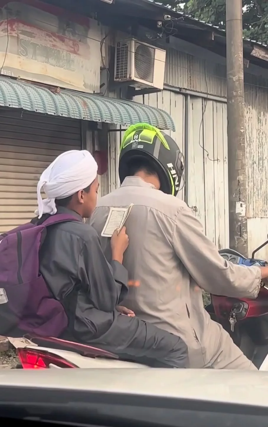 Tanpa Gajet Di Tangan, Anak Ini Pilih Al-Quran Sebagai Teman Perjalanan